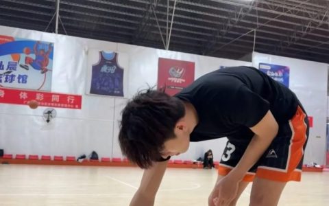 185黑皮体育生直男装gay哄大哥买车!