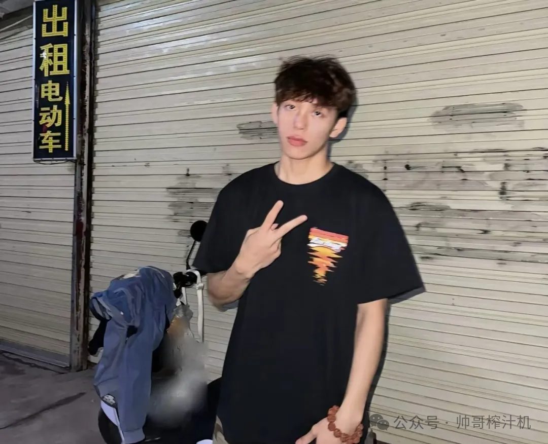 185黑皮体育生直男装gay哄大哥买车!