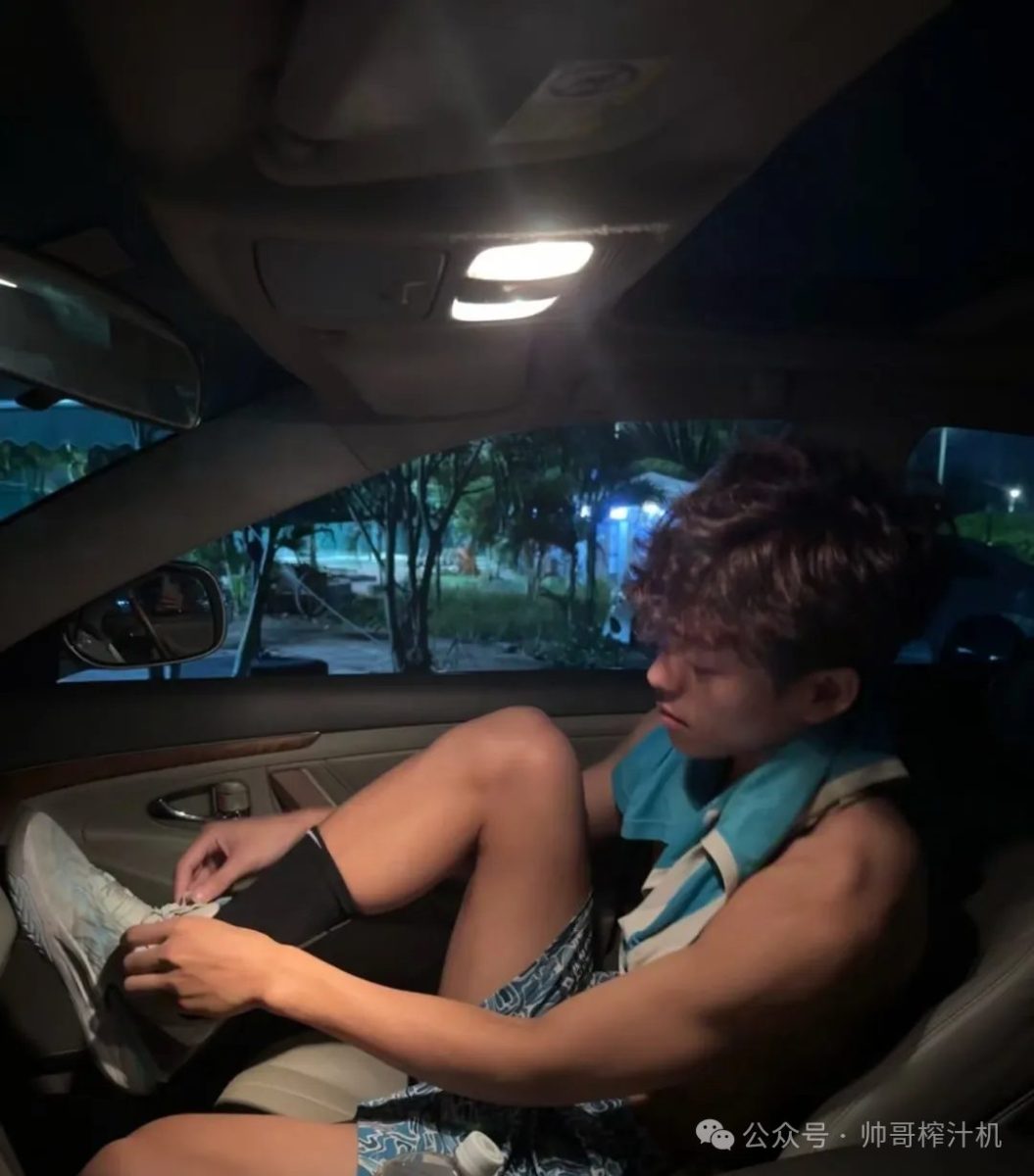 185黑皮体育生直男装gay哄大哥买车!