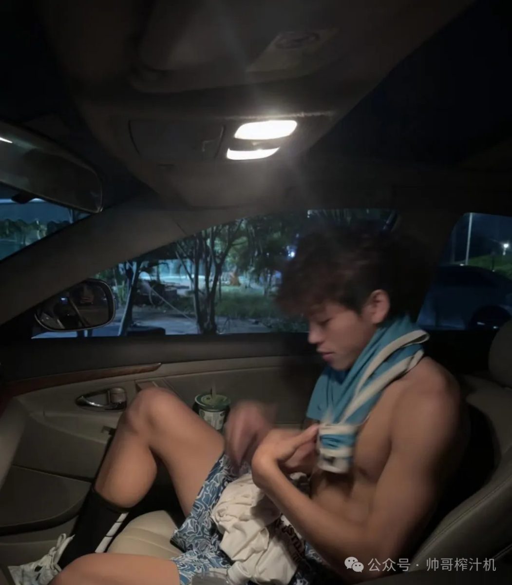 185黑皮体育生直男装gay哄大哥买车!