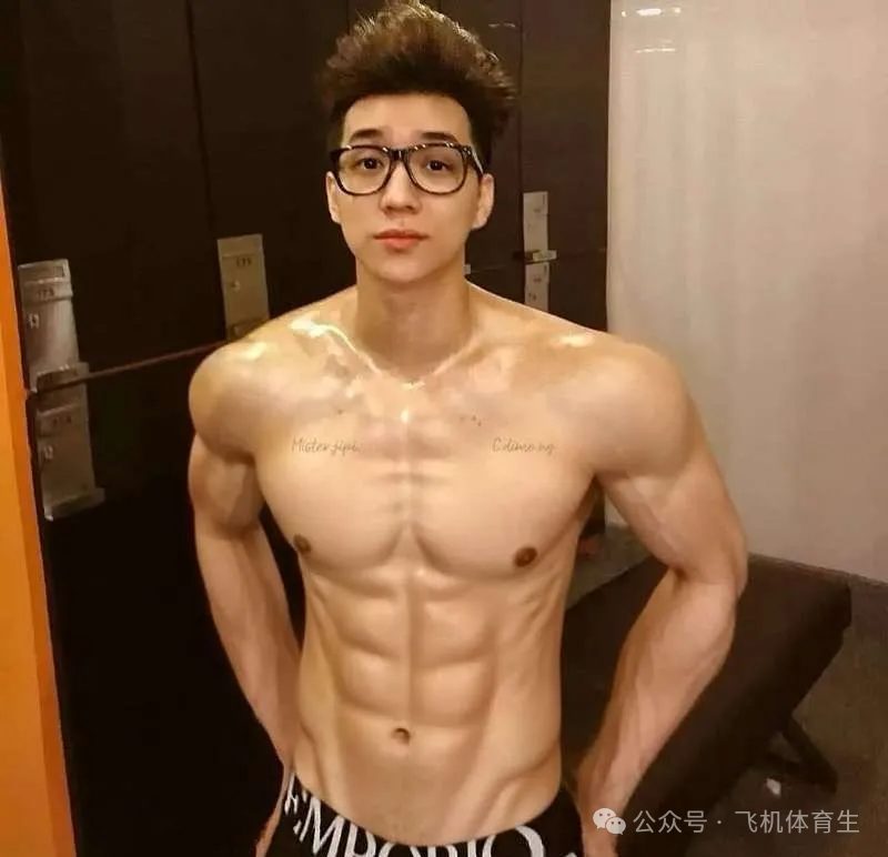 199cm湿身体育生秀腹肌,斩女又斩男!