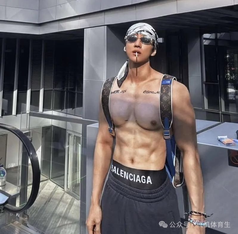 199cm湿身体育生秀腹肌,斩女又斩男!