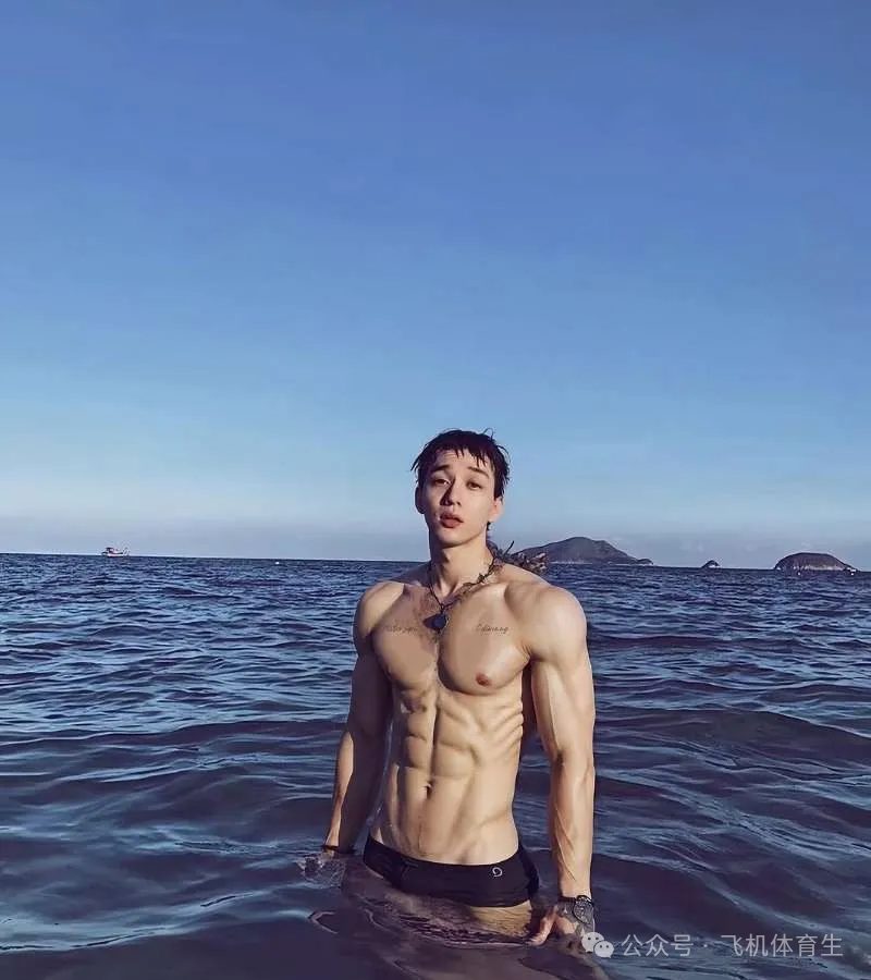199cm湿身体育生秀腹肌,斩女又斩男!