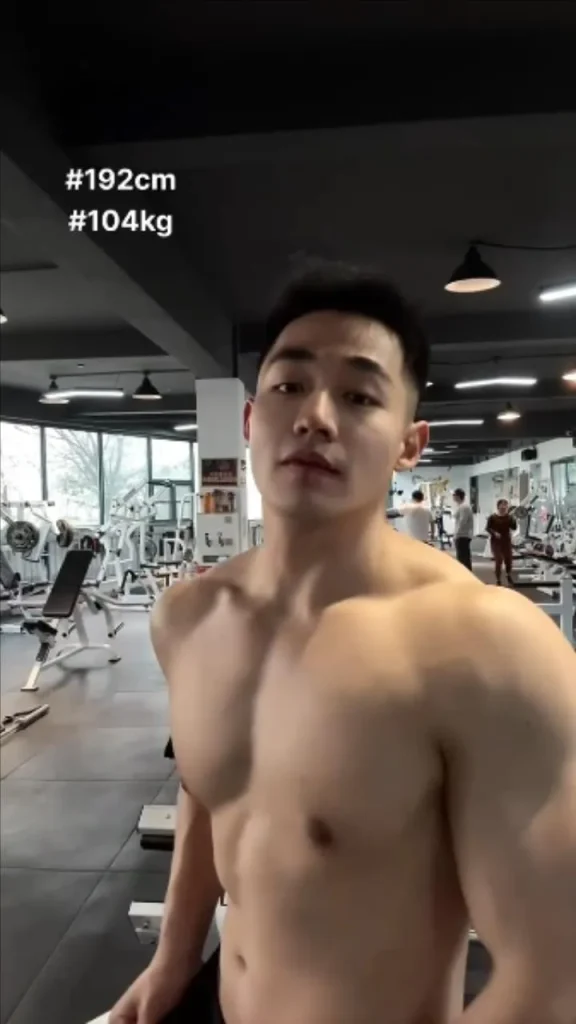192cm寸头筋肉狼狗被“卖”了？本人辟谣：假的！这身材谁看了不想直接打钱？