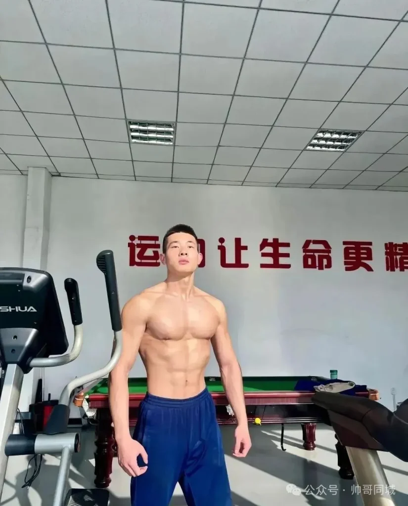 182CM寸头消防员小哥，脱衣大秀肌肉