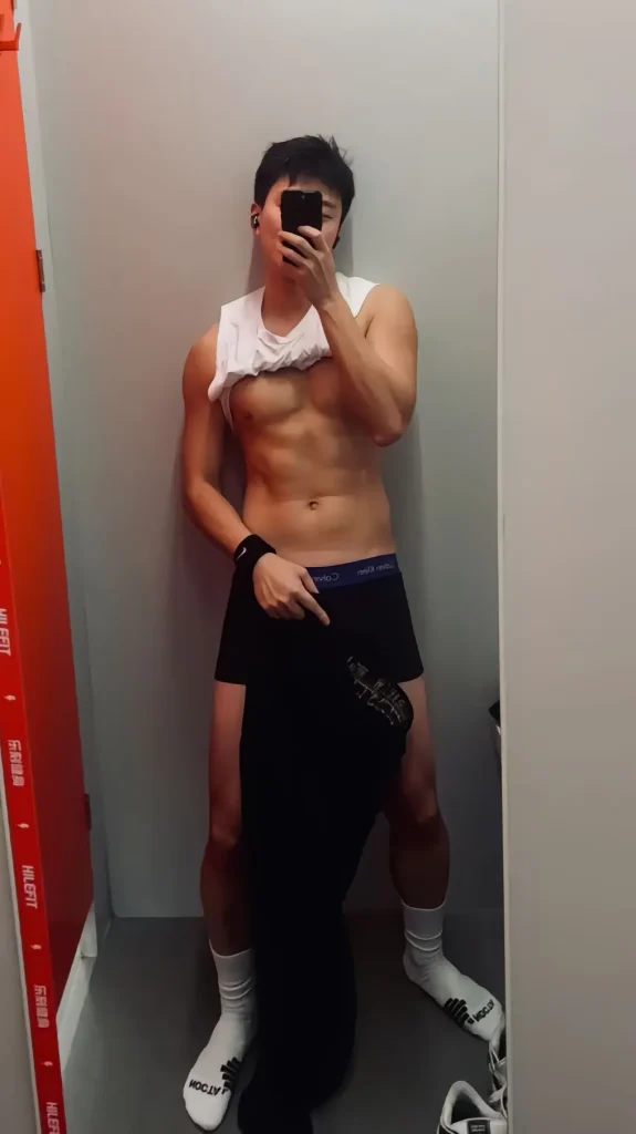 重庆黑皮筋肉崽儿海边玩水，白袜黏脚底算什么？性感才是王道！