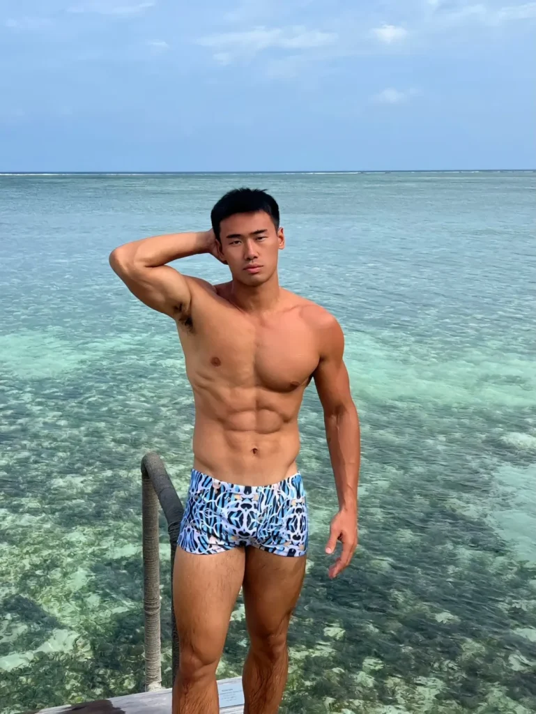 打篮球黑皮运动帅哥洗澡被拍了，还有长腿泳装照？？