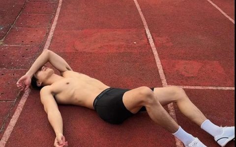 颜体同修的20岁高弹黑皮男大体育生，实力应该很强！
