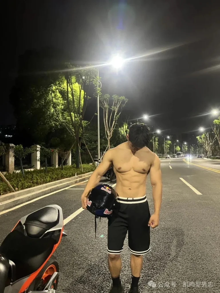 不穿衣服的重庆儿气机车猛男！