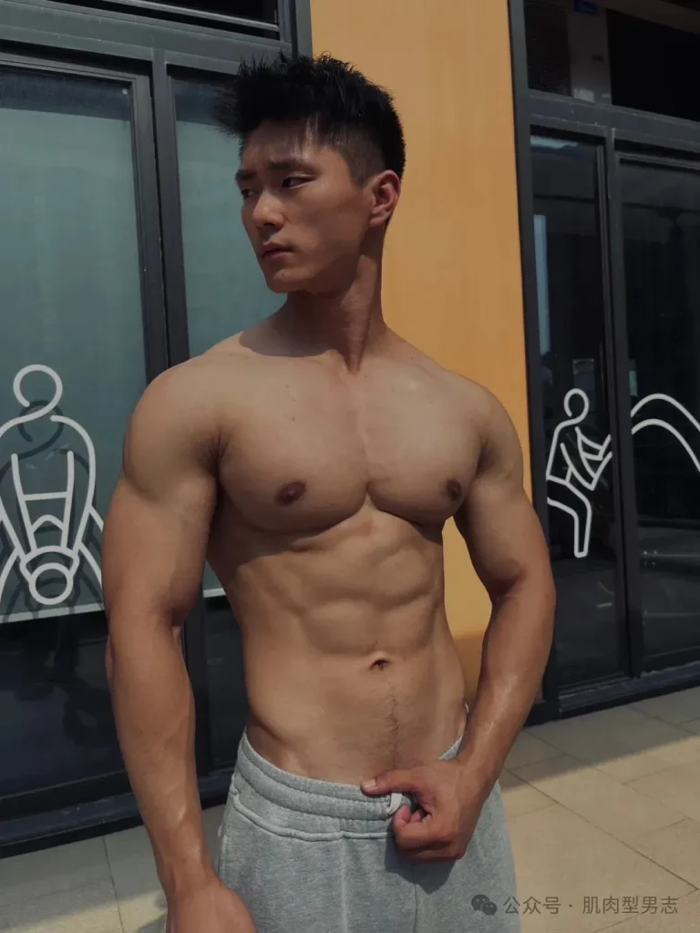 不穿衣服的重庆儿气机车猛男！