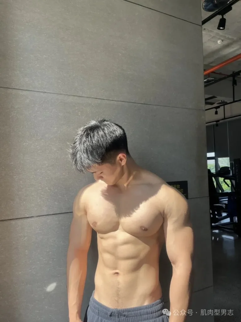 不穿衣服的重庆儿气机车猛男！