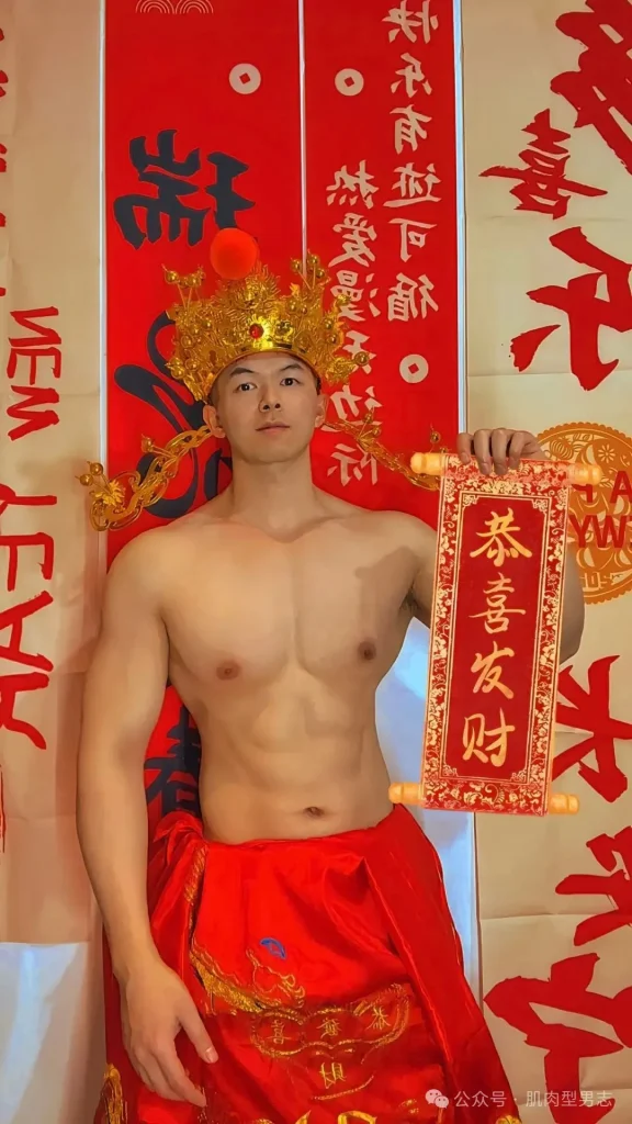 一肌肉小哥cos财神意外走红！这也太会拍了！