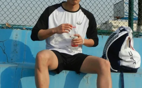 地铁偶遇体育生男高，白袜短裤，这小腿太美了
