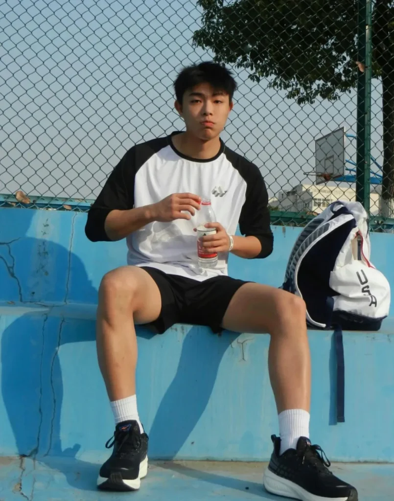 地铁偶遇体育生男高，白袜短裤，这小腿太美了