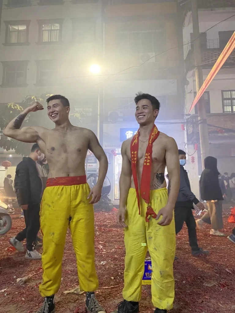 滨阳炮龙节迷彩兵哥被游客上手摸胸肌！想和他们一起放炮！