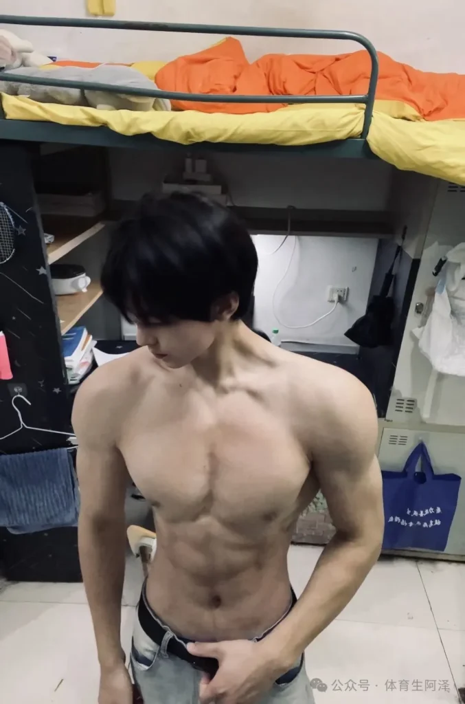 宽肩窄腰195腹肌男大，男女通吃，刚入学就拿下众多学长.....
