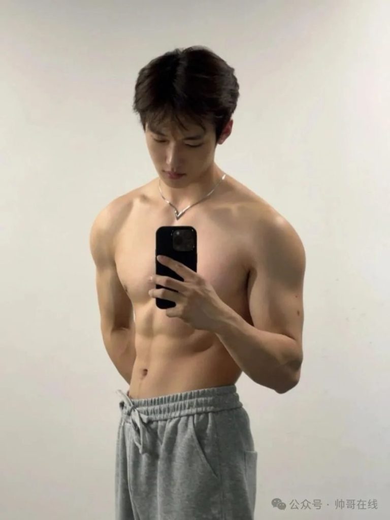 辛止蕾最爱的光膀子双肩包肌肉健身男大帅哥！