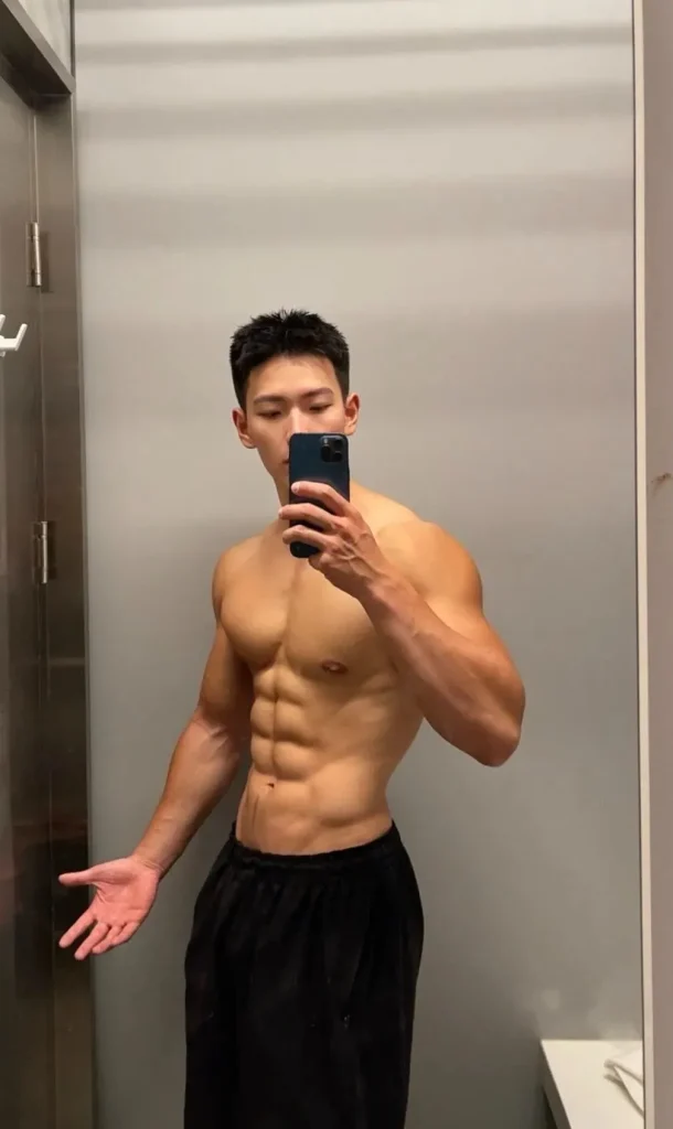 古铜色的皮肤太硬了！完美8块腹肌公狗腰！