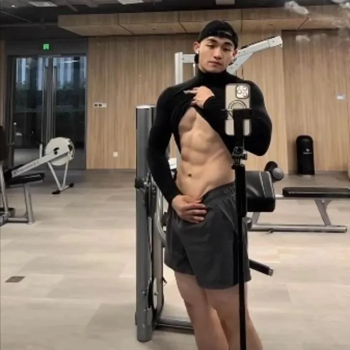 192cm寸头筋肉狼狗被“卖”了？本人辟谣：假的！这身材谁看了不想直接打钱？
