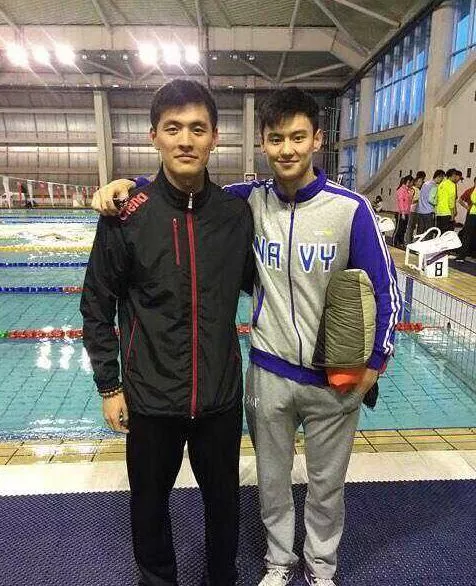 浙里男菩萨在线营业：前游泳冠军楼俊毅的熟男肌肉进化论
