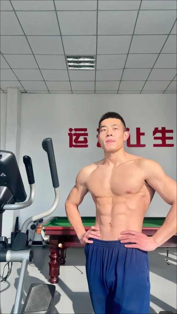 22岁硕大胸肌蓝朋友，宽肩细腰安全感爆棚！