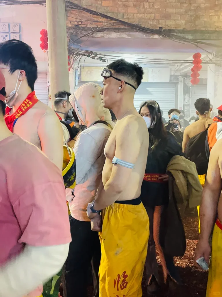 滨阳炮龙节迷彩兵哥被游客上手摸胸肌！想和他们一起放炮！