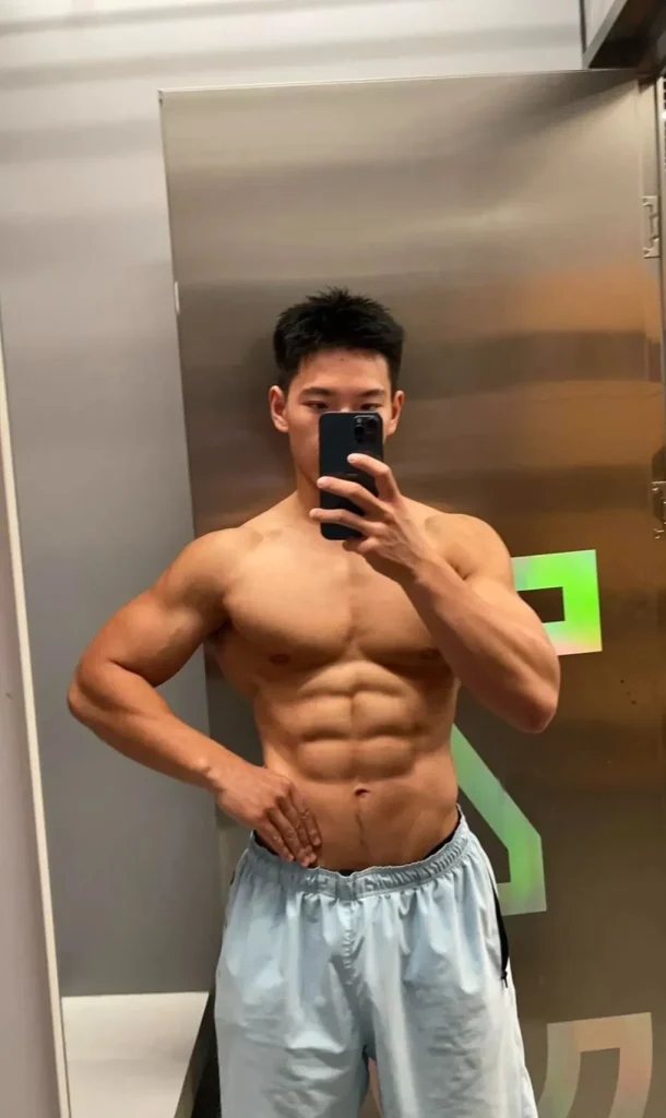 古铜色的皮肤太硬了！完美8块腹肌公狗腰！