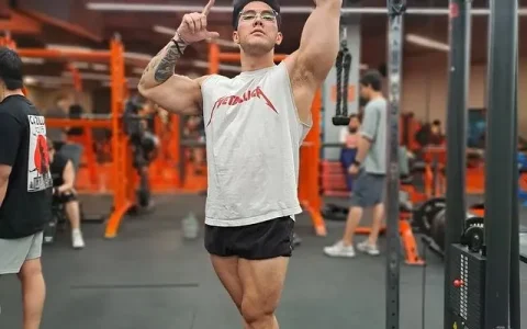 肌肉越大 拍的片越大胆 胸肌腹肌大翘臀全曝