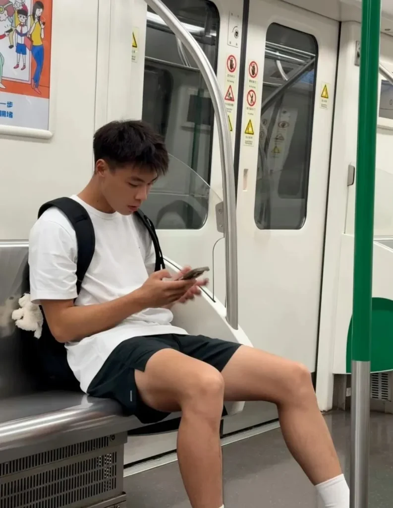 地铁偶遇体育生男高，白袜短裤，这小腿太美了