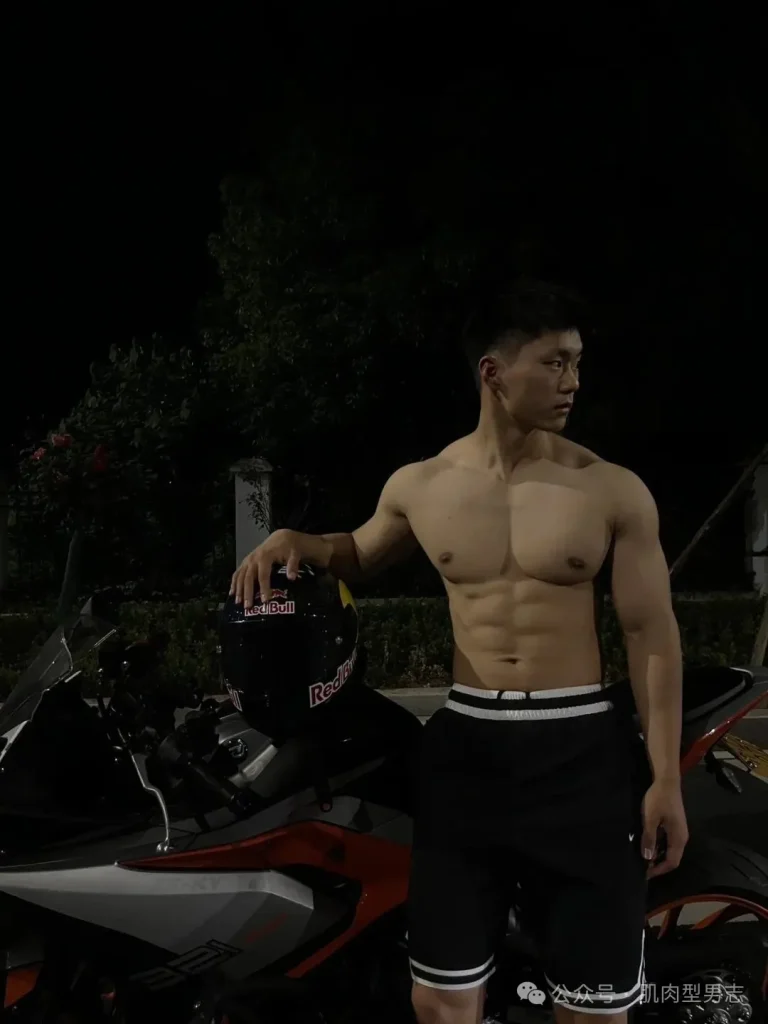 不穿衣服的重庆儿气机车猛男！