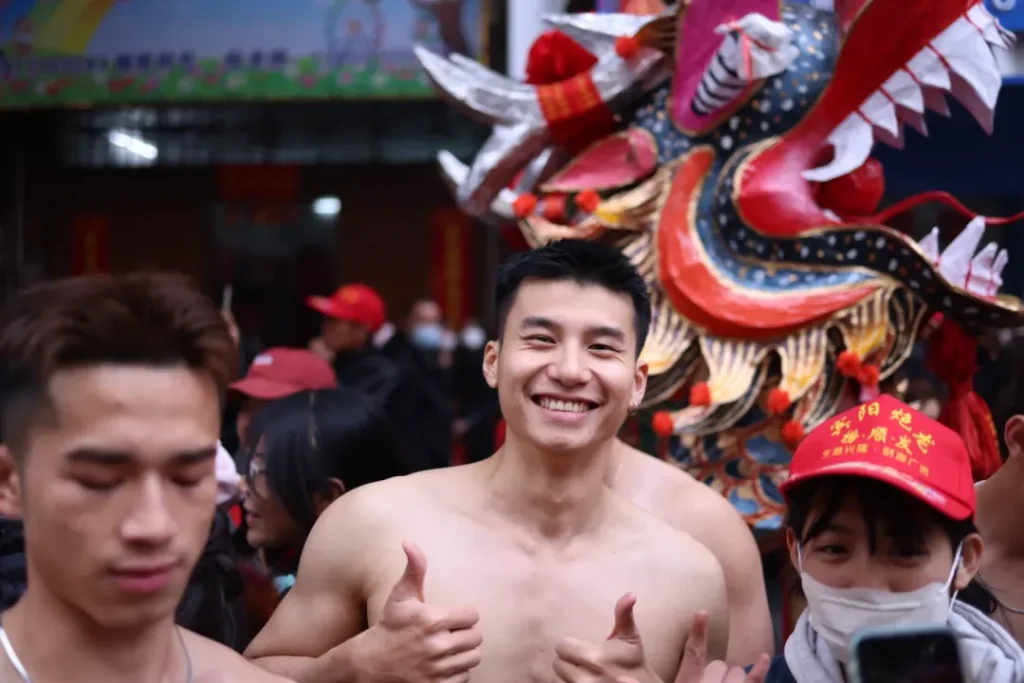 滨阳炮龙节迷彩兵哥被游客上手摸胸肌！想和他们一起放炮！