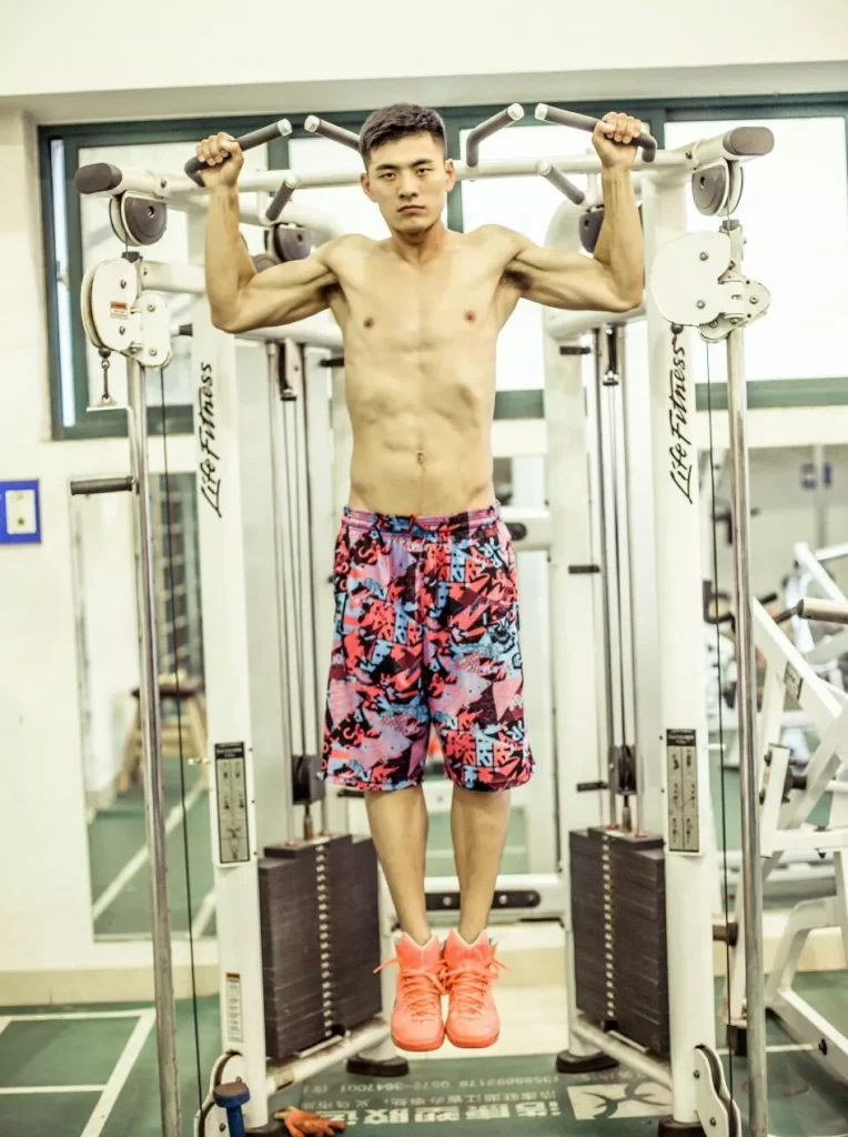 浙里男菩萨在线营业：前游泳冠军楼俊毅的熟男肌肉进化论