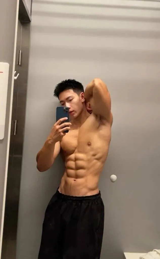 古铜色的皮肤太硬了！完美8块腹肌公狗腰！