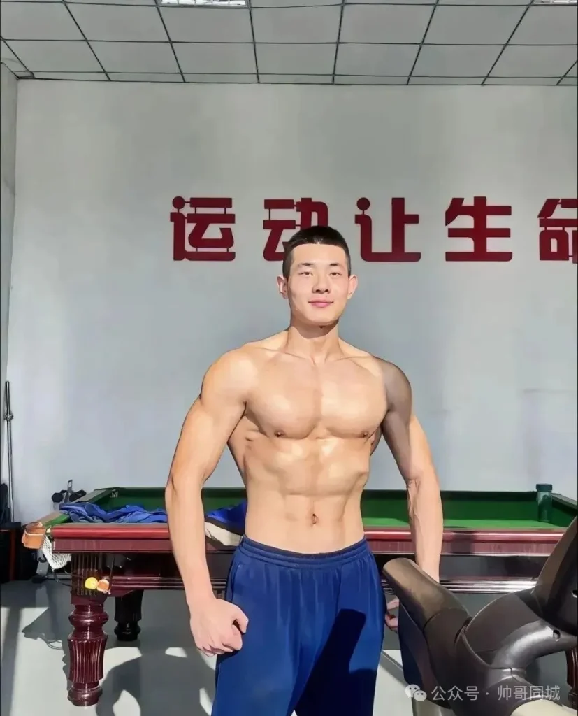 182CM寸头消防员小哥，脱衣大秀肌肉
