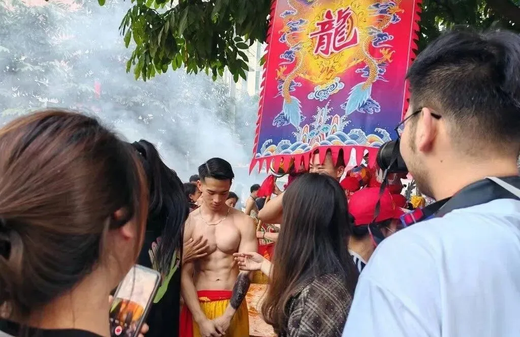 滨阳炮龙节迷彩兵哥被游客上手摸胸肌！想和他们一起放炮！