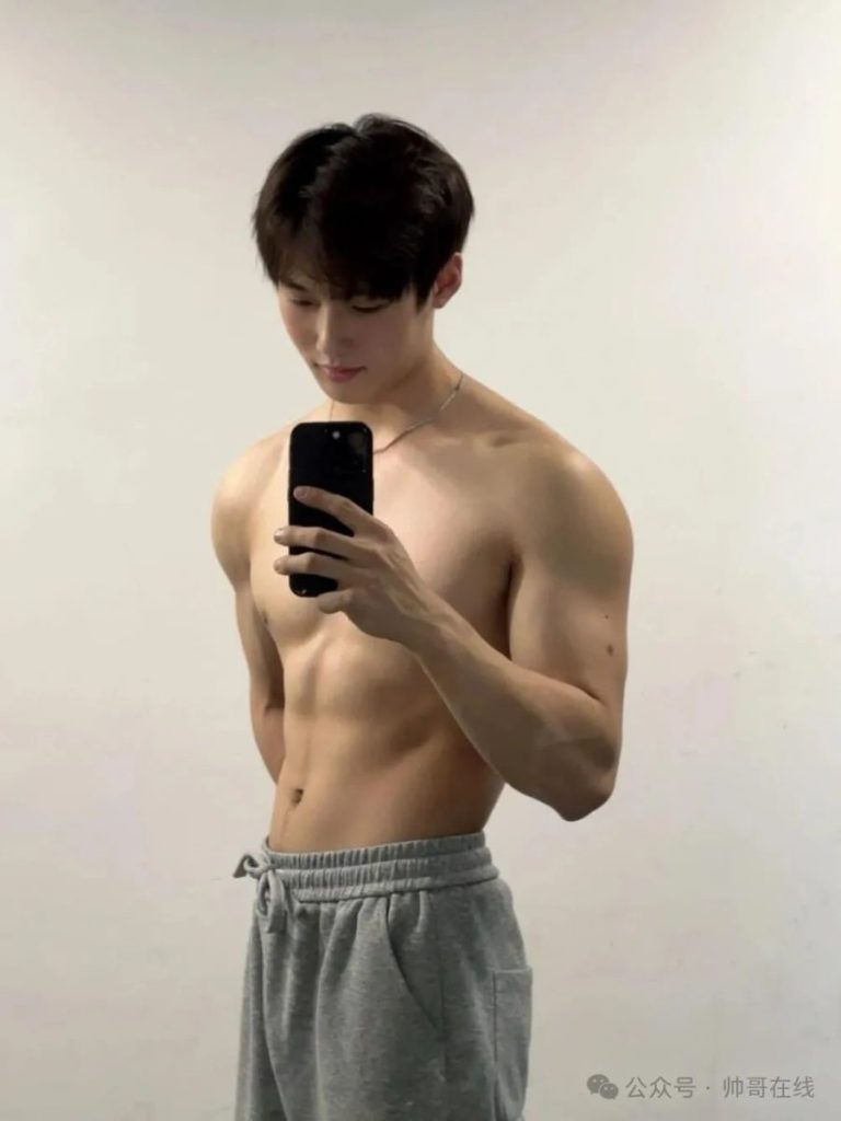 辛止蕾最爱的光膀子双肩包肌肉健身男大帅哥！