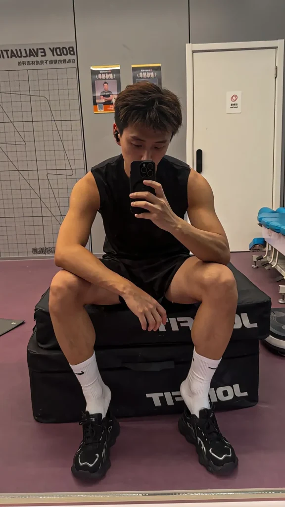 重庆黑皮筋肉崽儿海边玩水，白袜黏脚底算什么？性感才是王道！