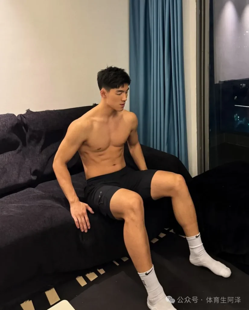 “黑白对撞，禁欲破防！”195黑皮猛男X白皮少年，暧昧拉满！