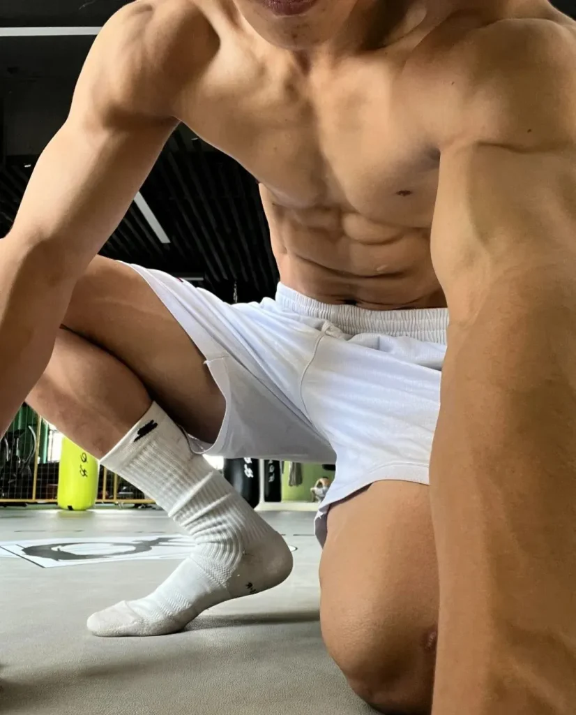 20男大体育生身材杀疯了