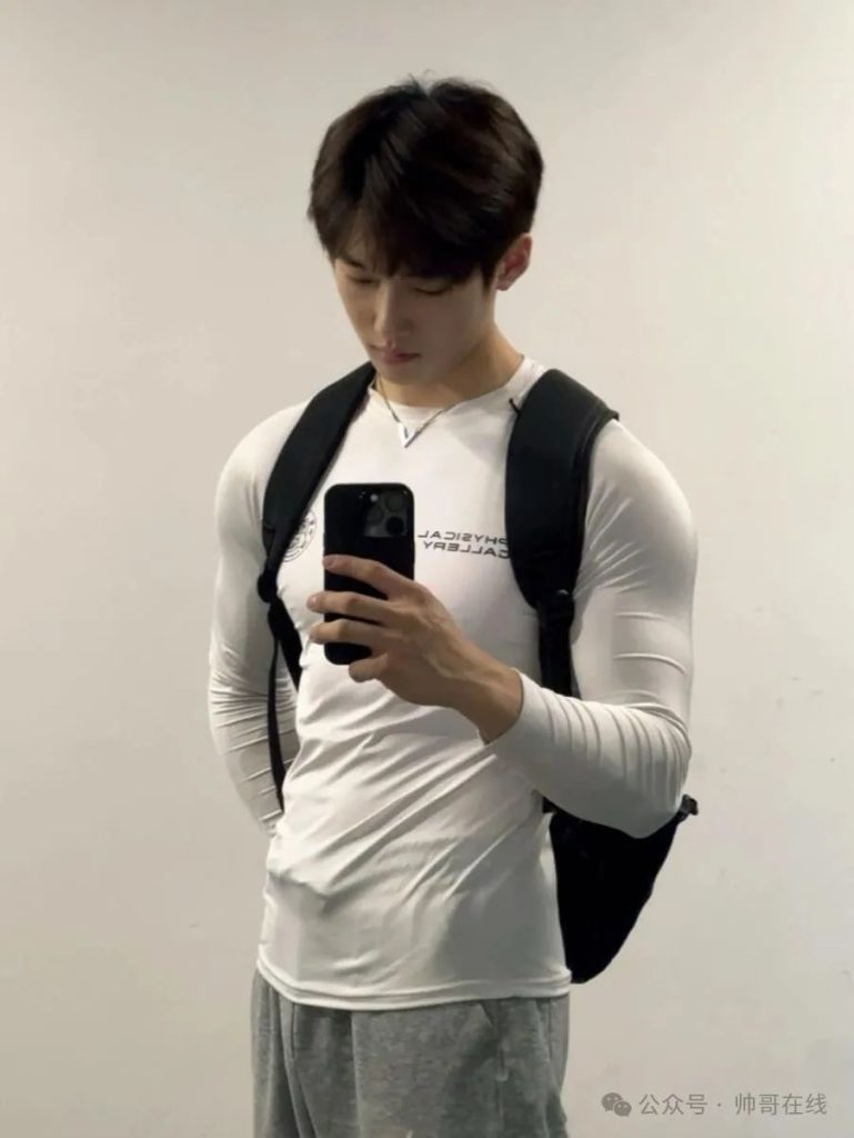 辛止蕾最爱的光膀子双肩包肌肉健身男大帅哥！
