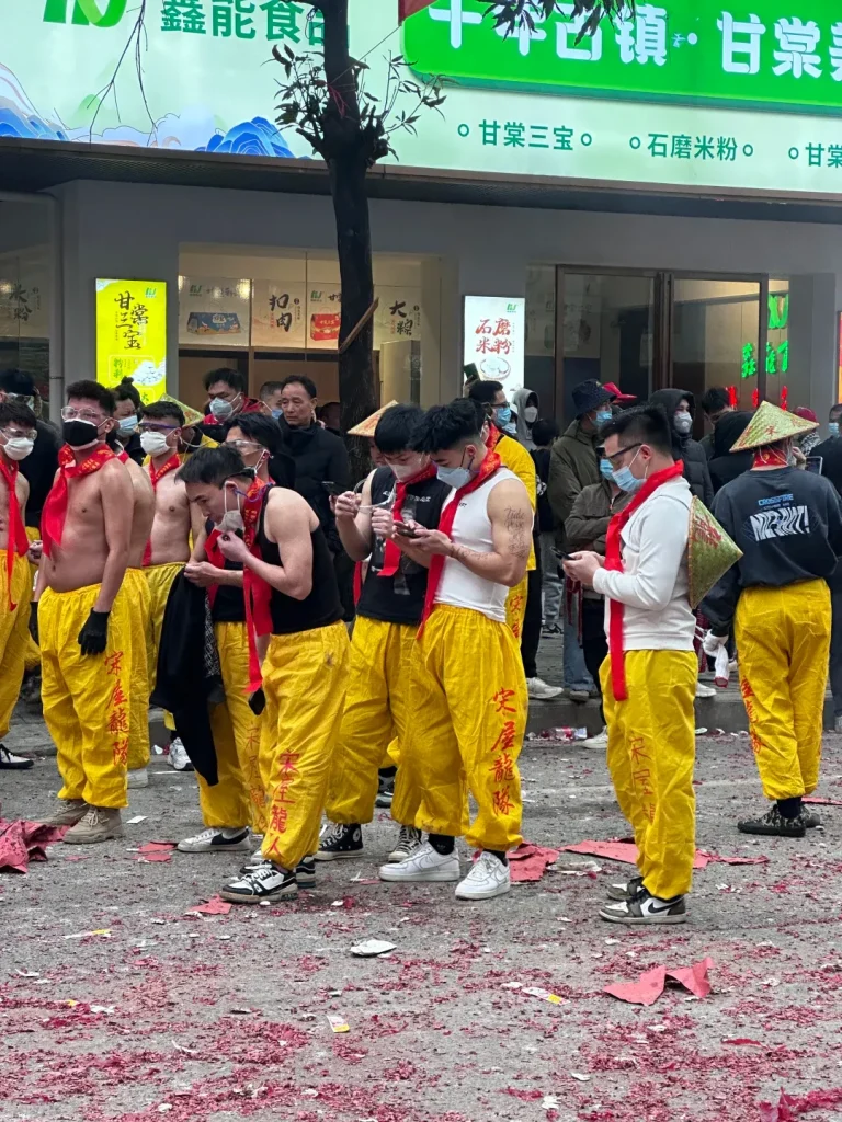 滨阳炮龙节迷彩兵哥被游客上手摸胸肌！想和他们一起放炮！