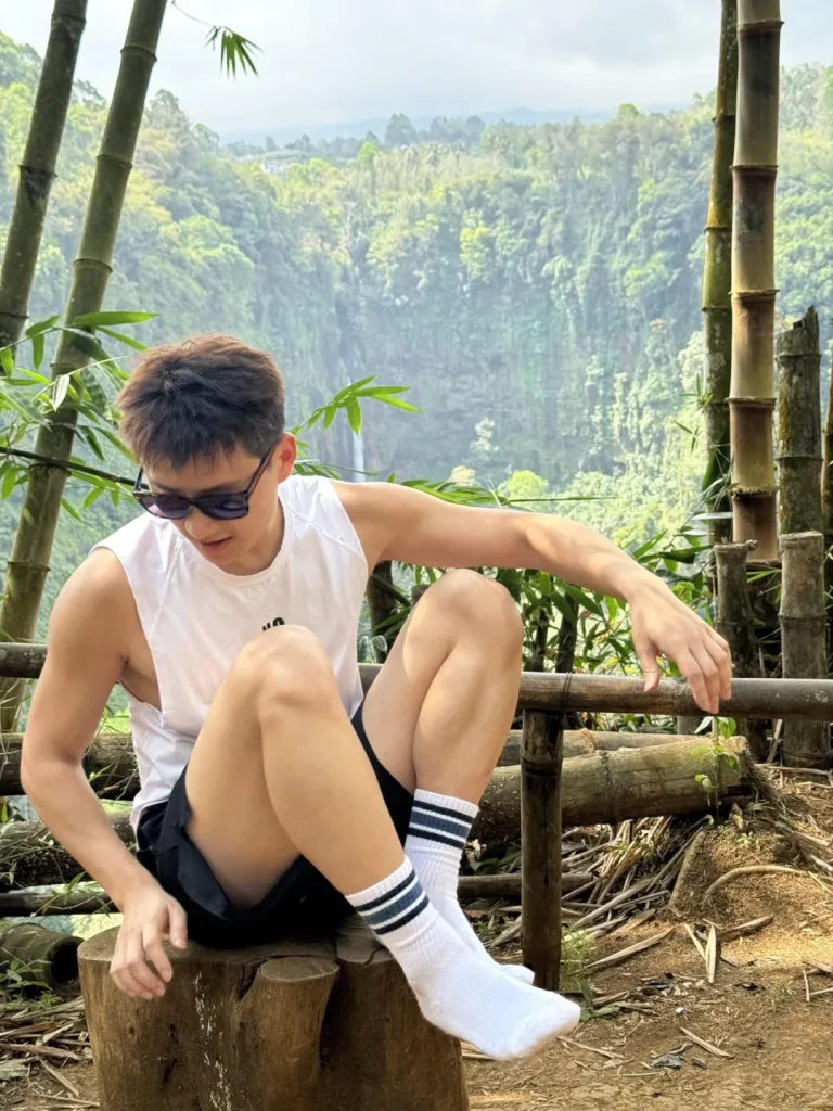 重庆黑皮筋肉崽儿海边玩水，白袜黏脚底算什么？性感才是王道！