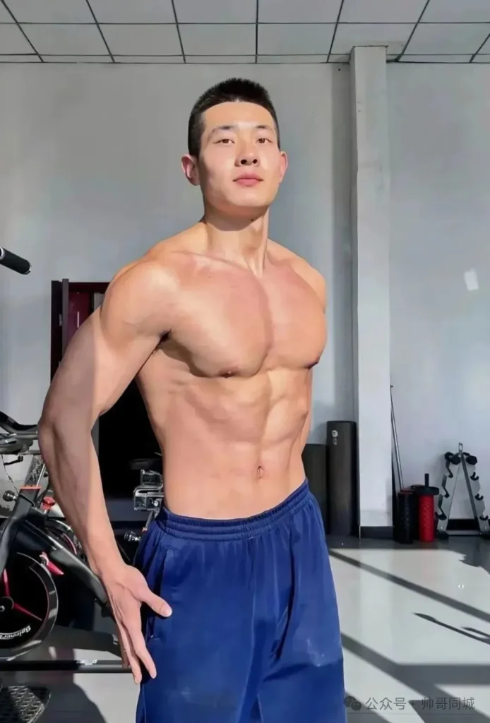 182CM寸头消防员小哥，脱衣大秀肌肉