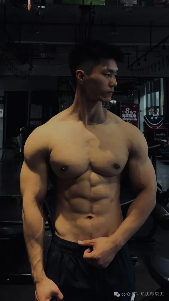 不穿衣服的重庆儿气机车猛男！