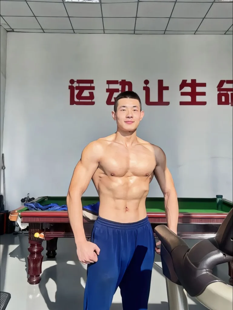 22岁硕大胸肌蓝朋友，宽肩细腰安全感爆棚！