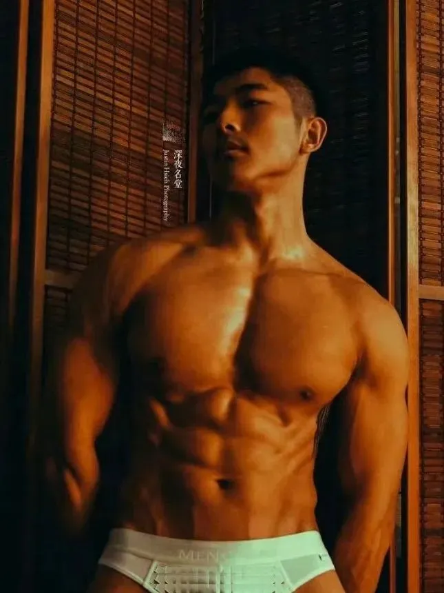 黑皮筋肉直男教练重构东方男体美学