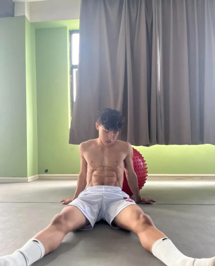 20男大体育生身材杀疯了