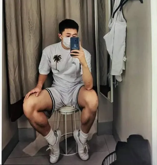湖北19岁篮球体育生男大，自拍照充满性张力！
