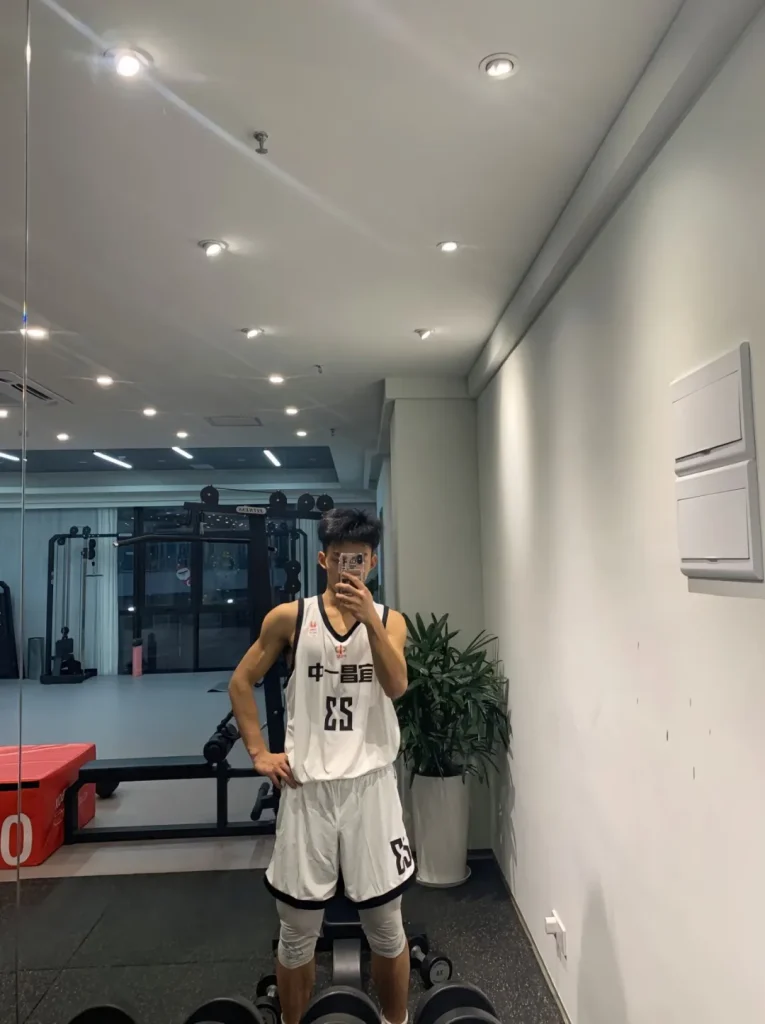 湖北19岁篮球体育生男大，自拍照充满性张力！
