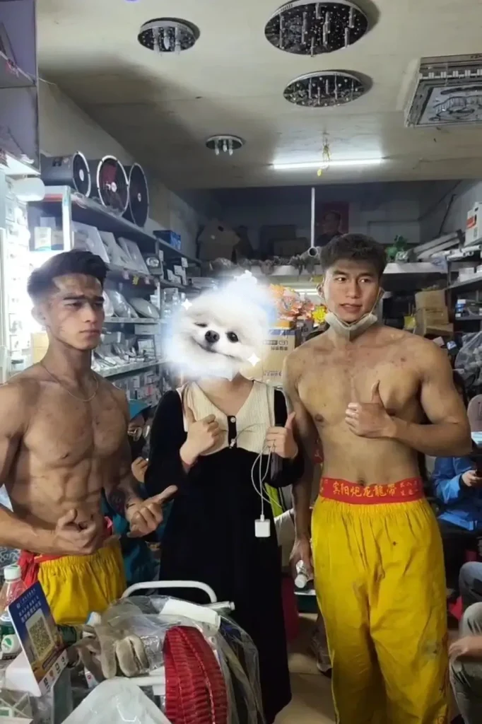 滨阳炮龙节迷彩兵哥被游客上手摸胸肌！想和他们一起放炮！